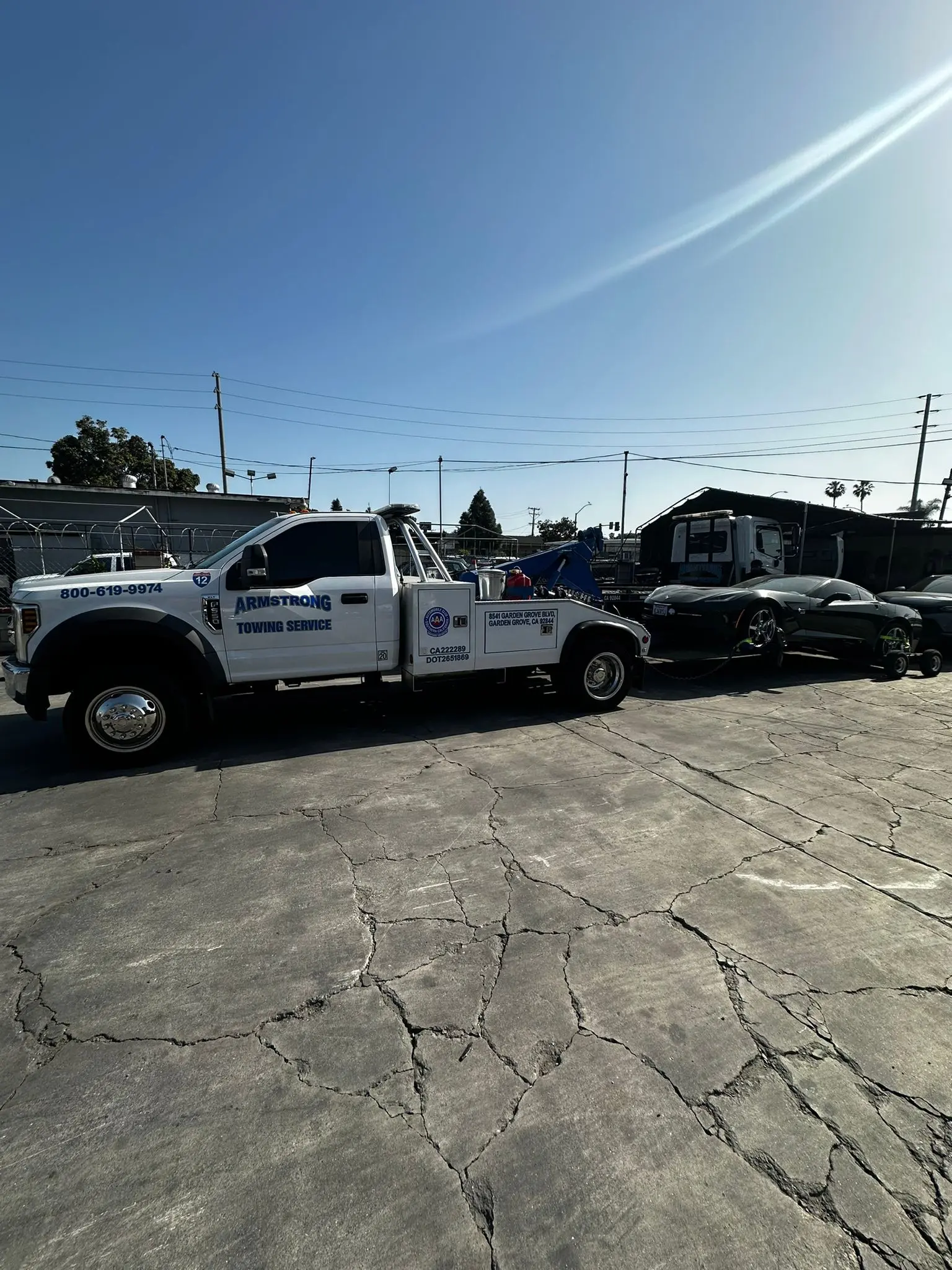 Heavy-duty wrecker lifting commercial vehicle
